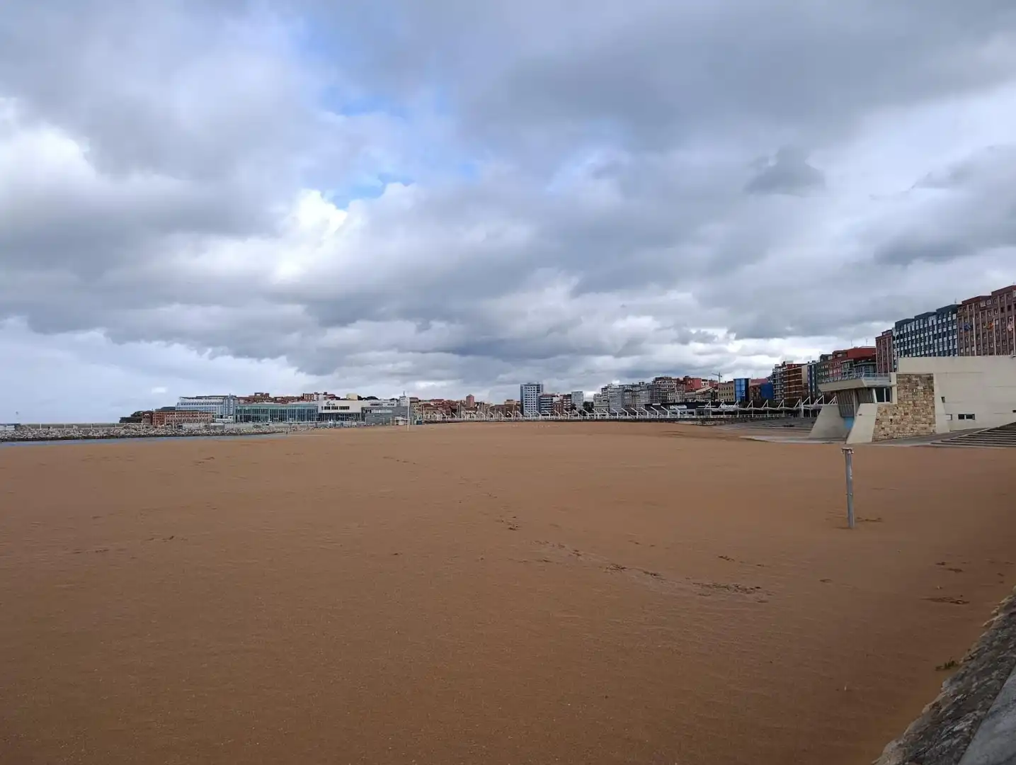Vista exterior de Pis en venda en Gijón  amb Terrassa, Traster i Moblat
