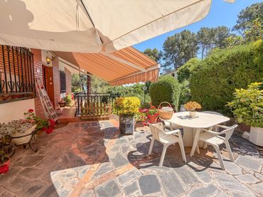 Casa amb piscina en venda a Castellví de Rosanes