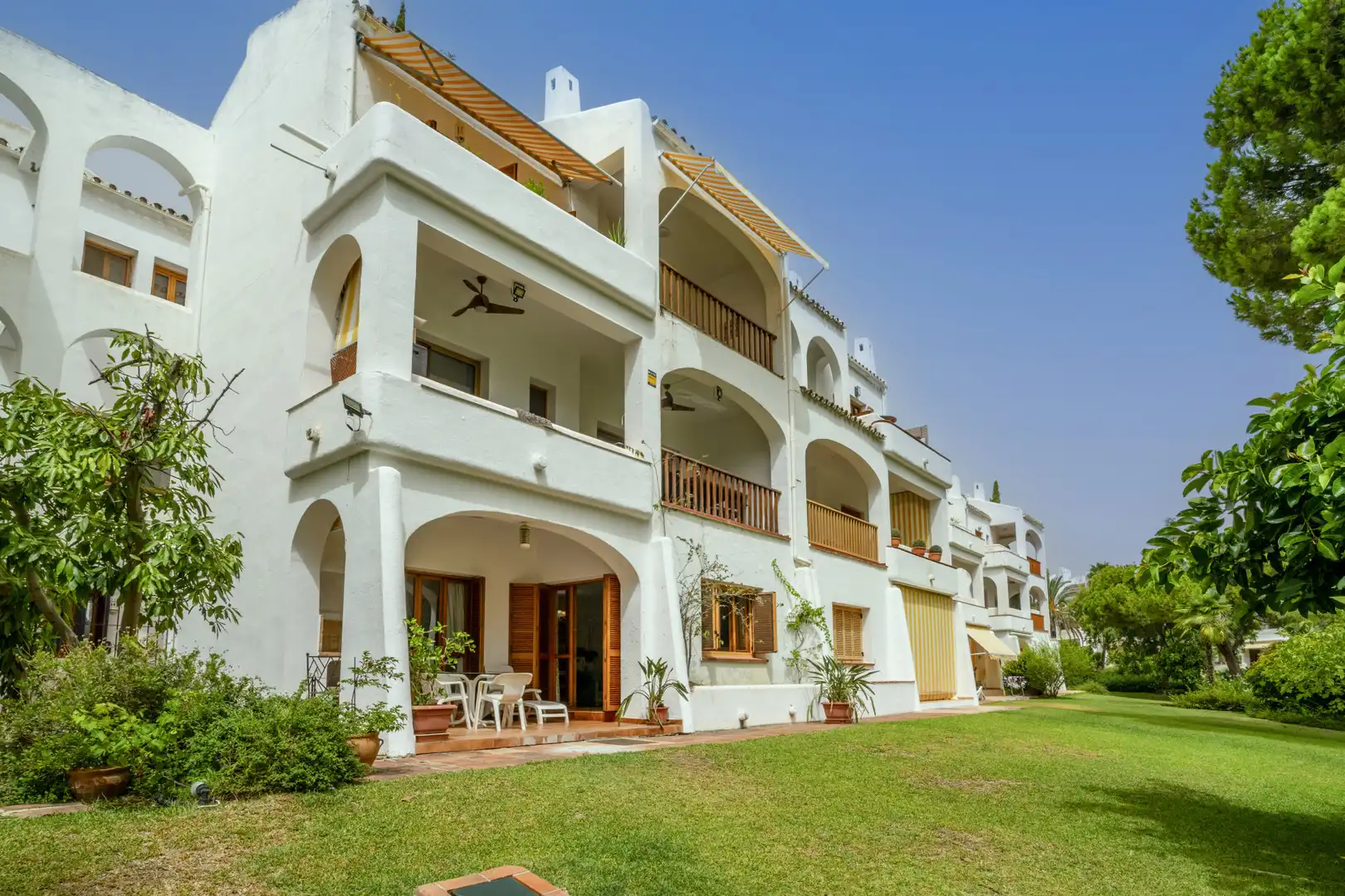 Vista exterior de Planta baja en venta en Marbella con Aire acondicionado, Terraza y Piscina