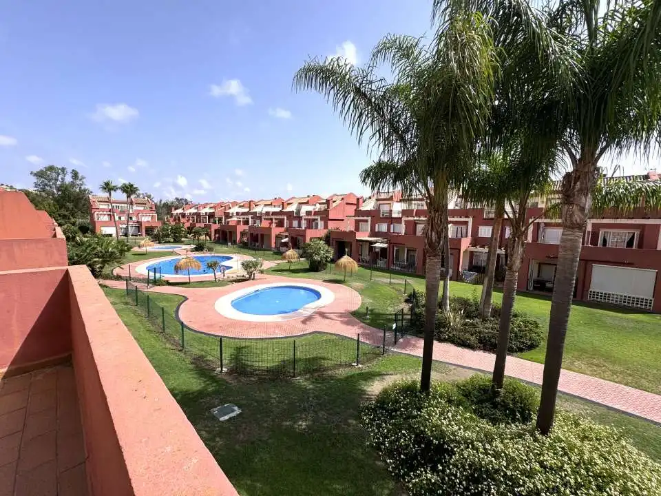 Außenansicht von Einfamilien-Reihenhaus zum Verkauf in Sotogrande mit Klimaanlage, Heizung und Privatgarten