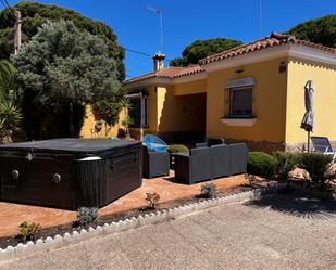 Vista exterior de Casa o xalet de lloguer en Chiclana de la Frontera amb Aire condicionat, Terrassa i Piscina