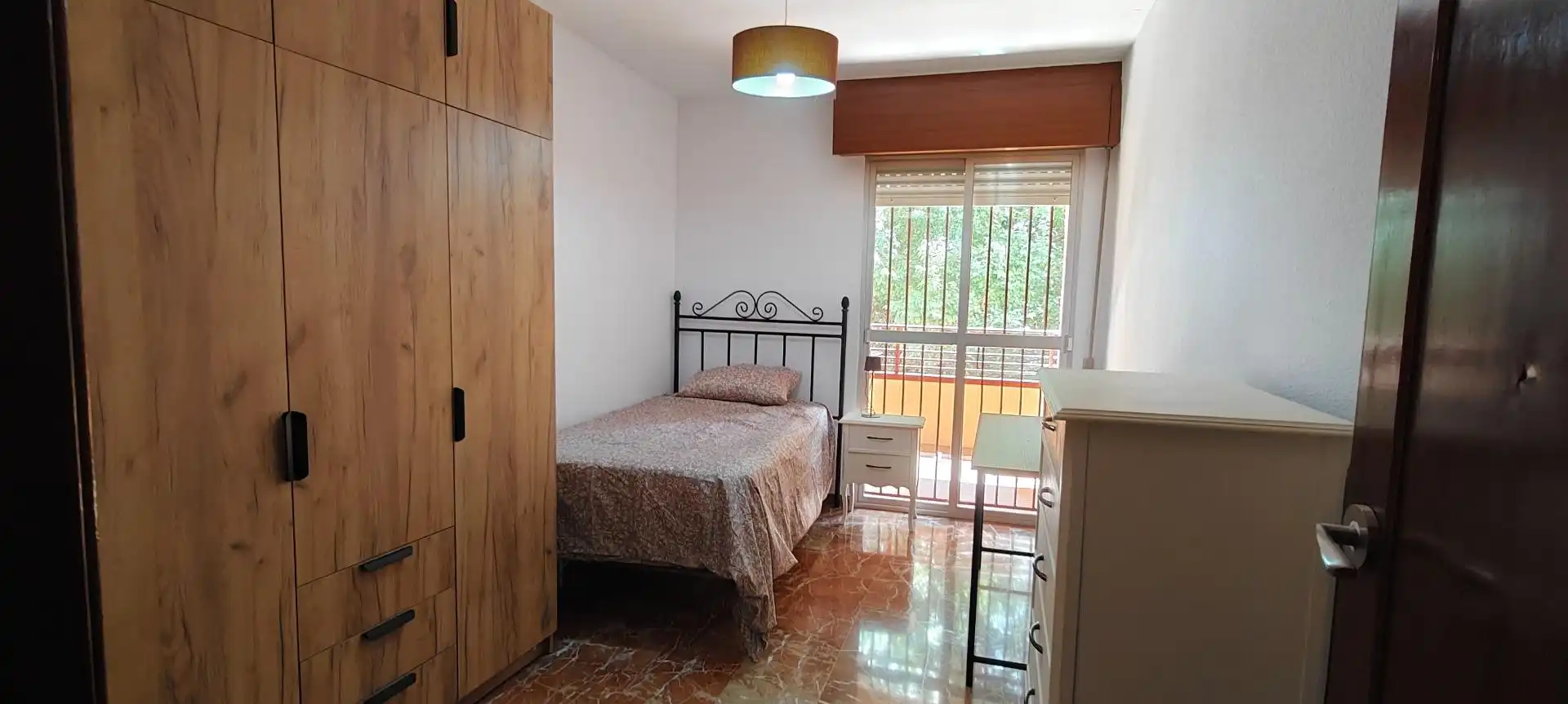 Dormitori de Pis per a compartir en Granada amb Aire condicionat, Jardí privat i Moblat