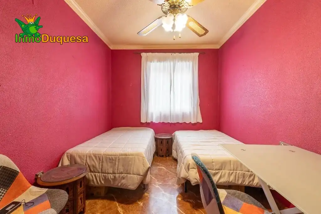 Habitación de Casa adosada en venta en Granada con Aire acondicionado, Calefacción y Jardín privado