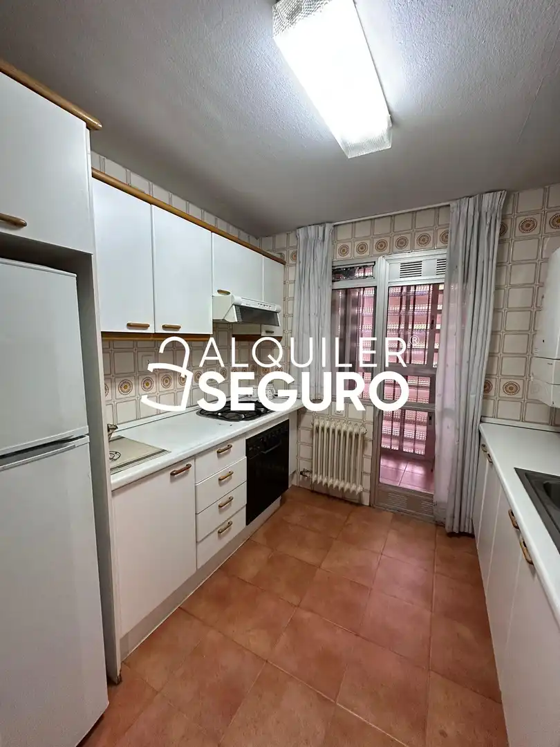 Cuina de Pis de lloguer en Madrid amb Calefacció, Terrassa i Moblat