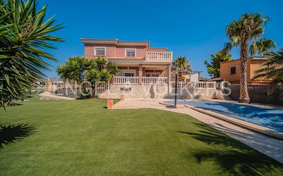 Vista exterior de Casa o xalet en venda en San Vicente del Raspeig / Sant Vicent del Raspeig amb Aire condicionat, Terrassa i Piscina