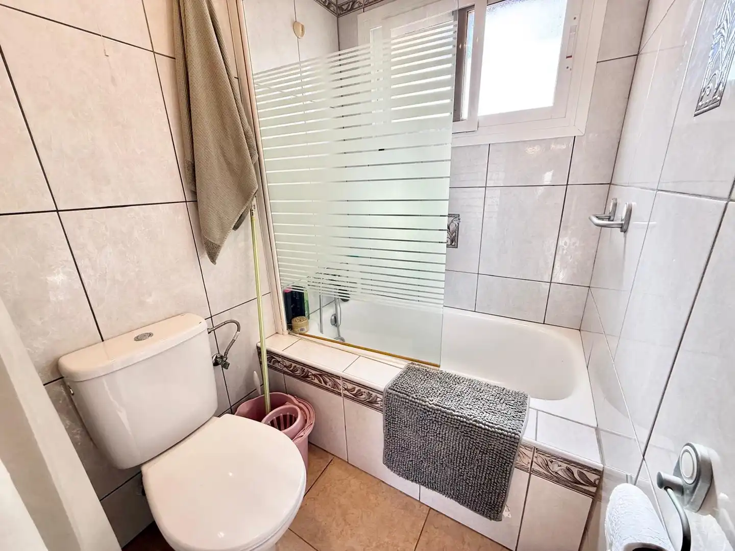 Baño de Apartamento de alquiler en La Manga del Mar Menor con Aire acondicionado, Calefacción y Piscina