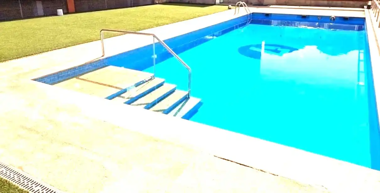 Schwimmbecken von Dachboden zur Miete in Vigo  mit Heizung, Privatgarten und Parkett