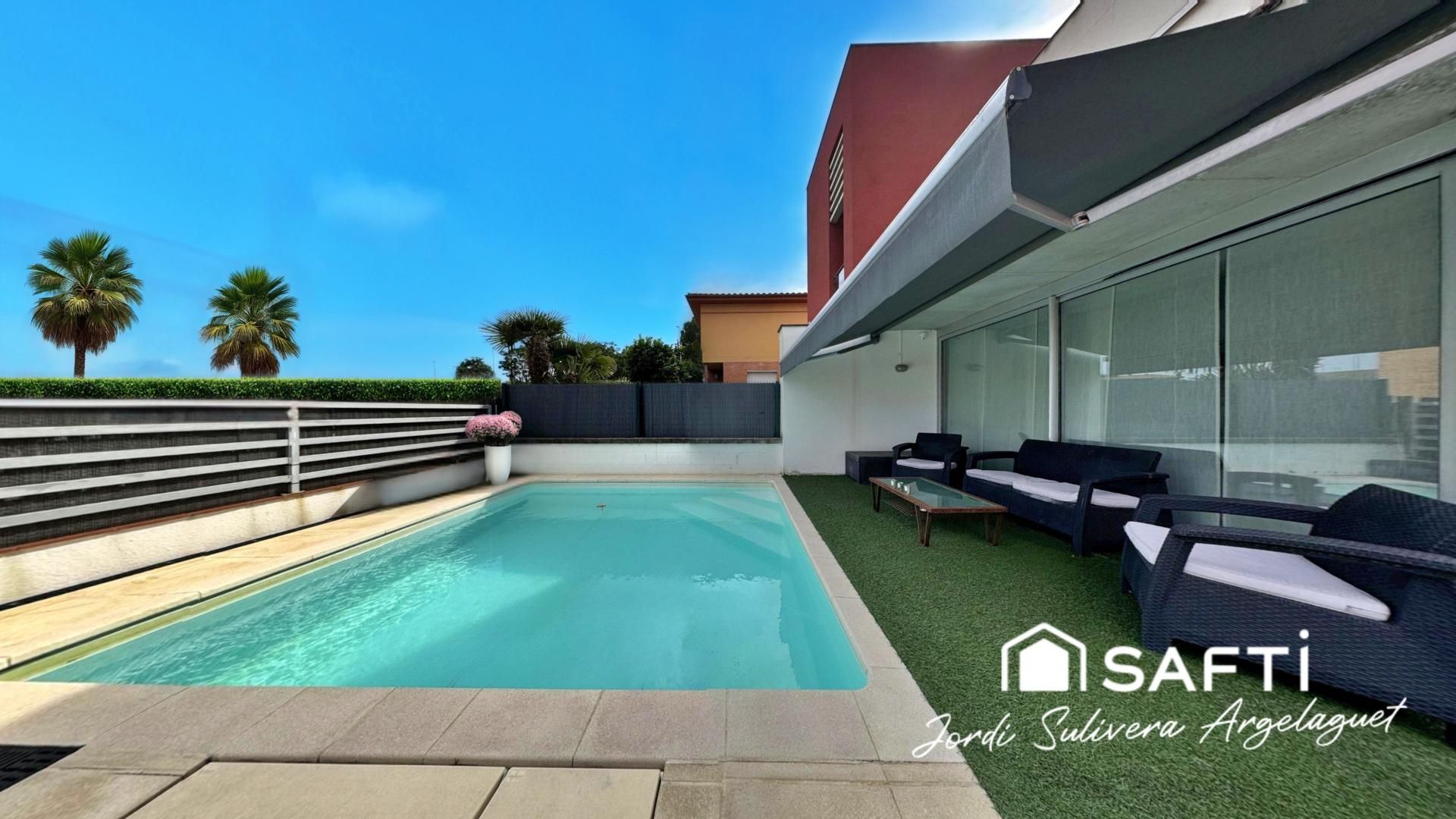Swimming pool of Single-family semi-detached for sale in Banyoles  with Air Conditioner, Heating and Terrace