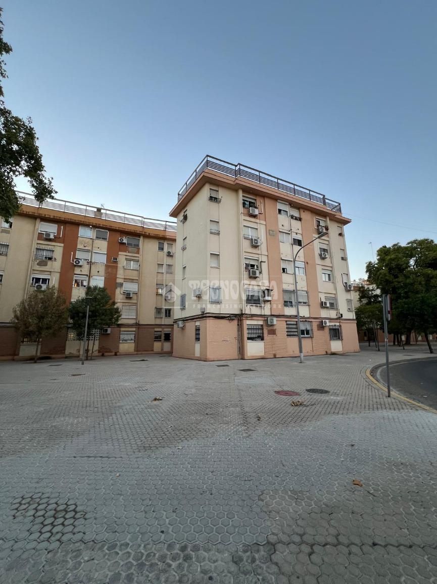 Vista exterior de Piso en venta en  Sevilla Capital con Aire acondicionado