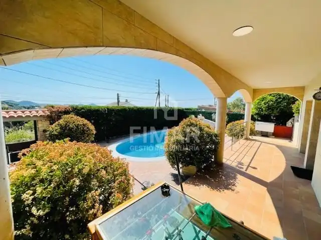 Vista exterior de Casa o xalet en venda en Tordera amb Jardí privat, Terrassa i Balcó