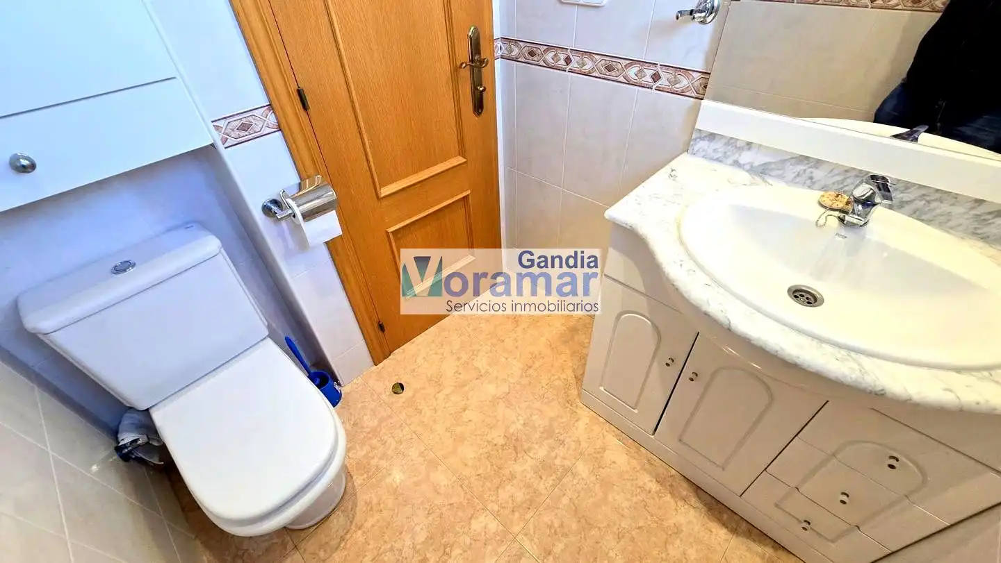 Baño de Apartamento de alquiler en Gandia con Aire acondicionado, Calefacción y Piscina comunitaria