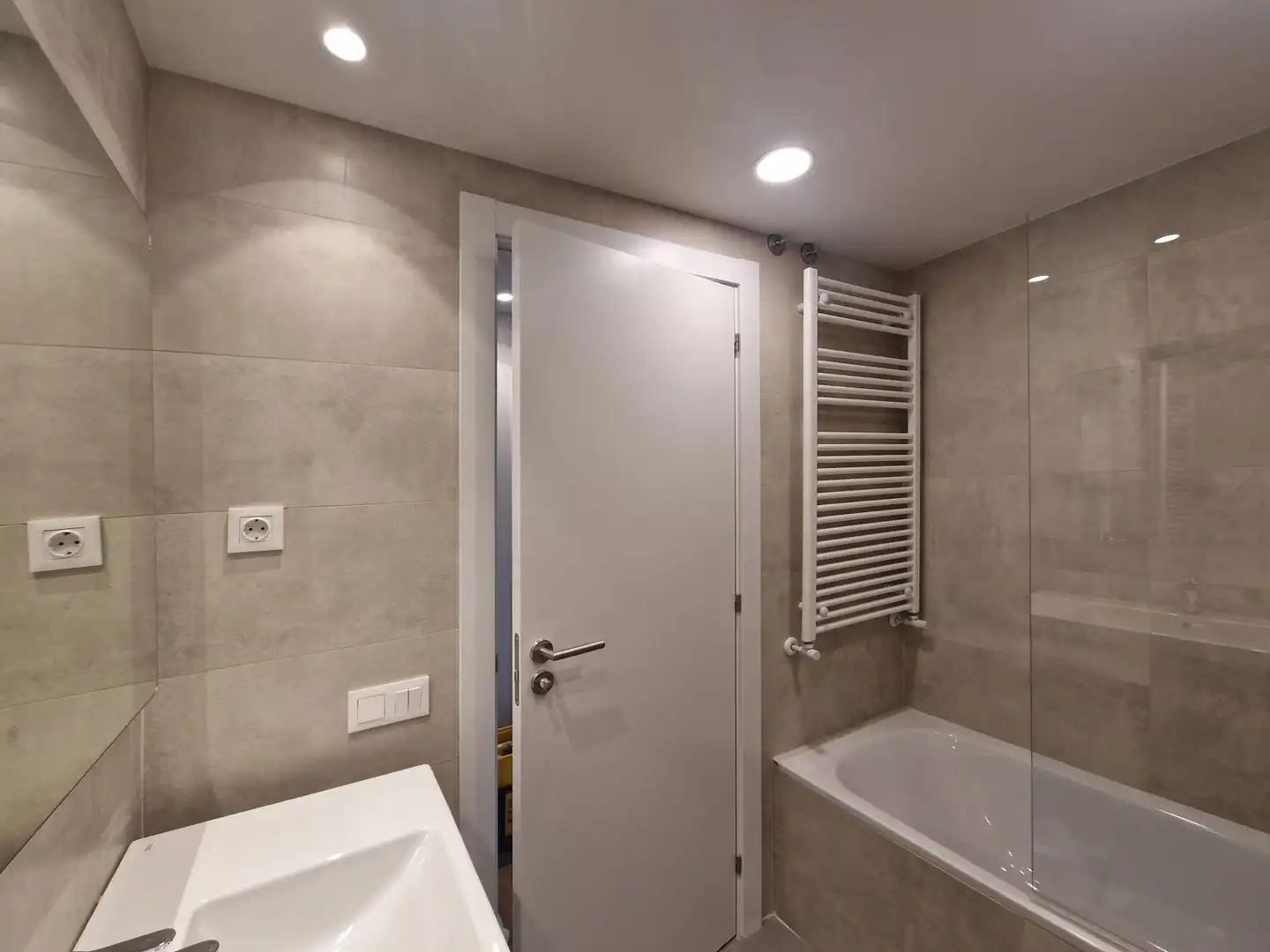 Baño de Piso de alquiler en Girona con Aire acondicionado, Calefacción y Trastero