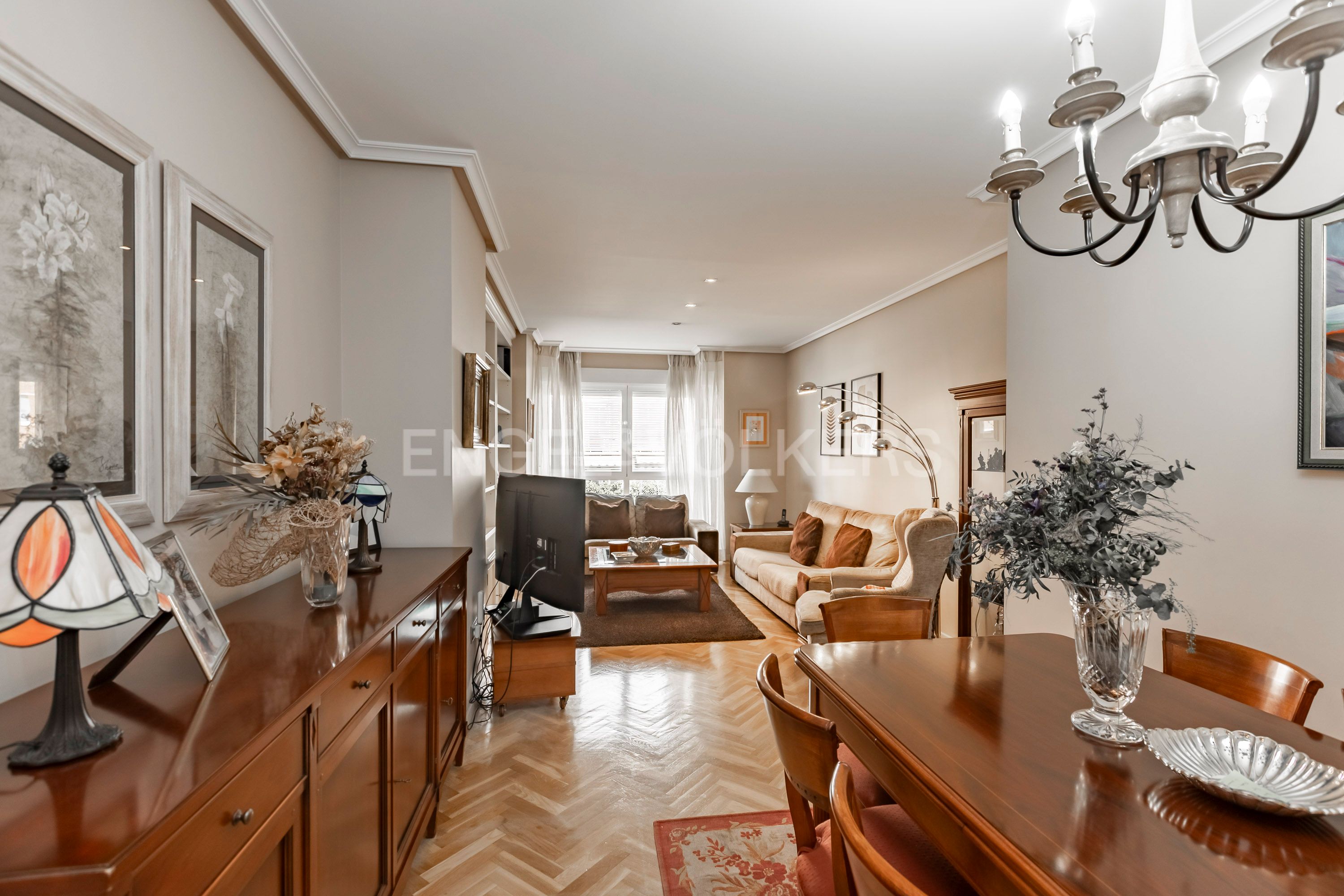 Sala d'estar de Apartament en venda en  Madrid Capital amb Calefacció, Jardí privat i Parquet