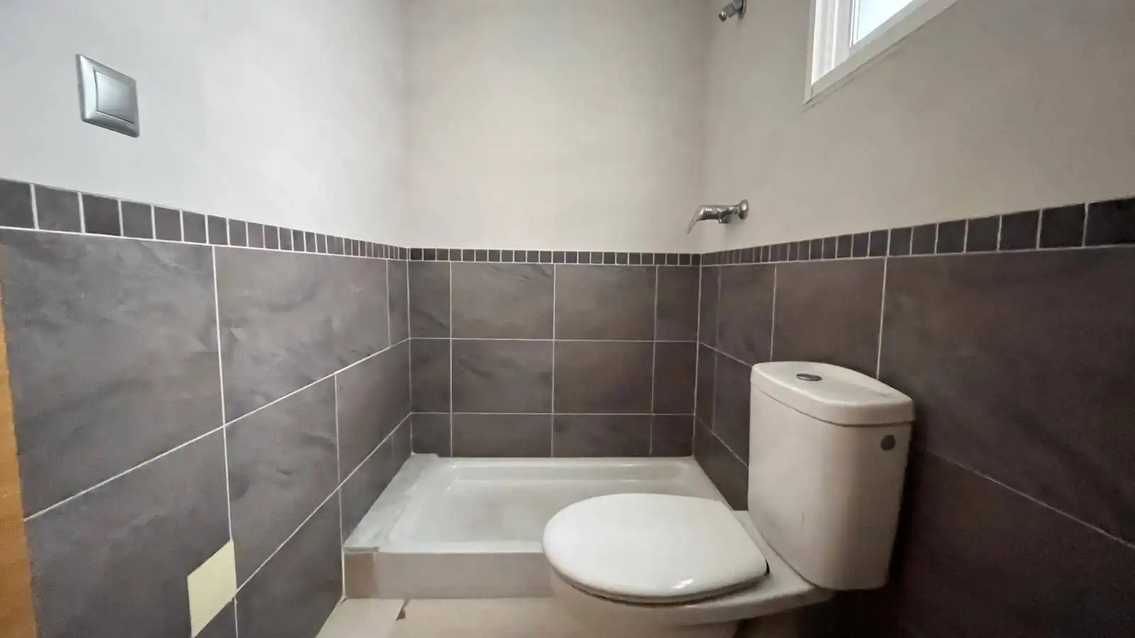 Baño de Piso en venta en Elche / Elx con Balcón