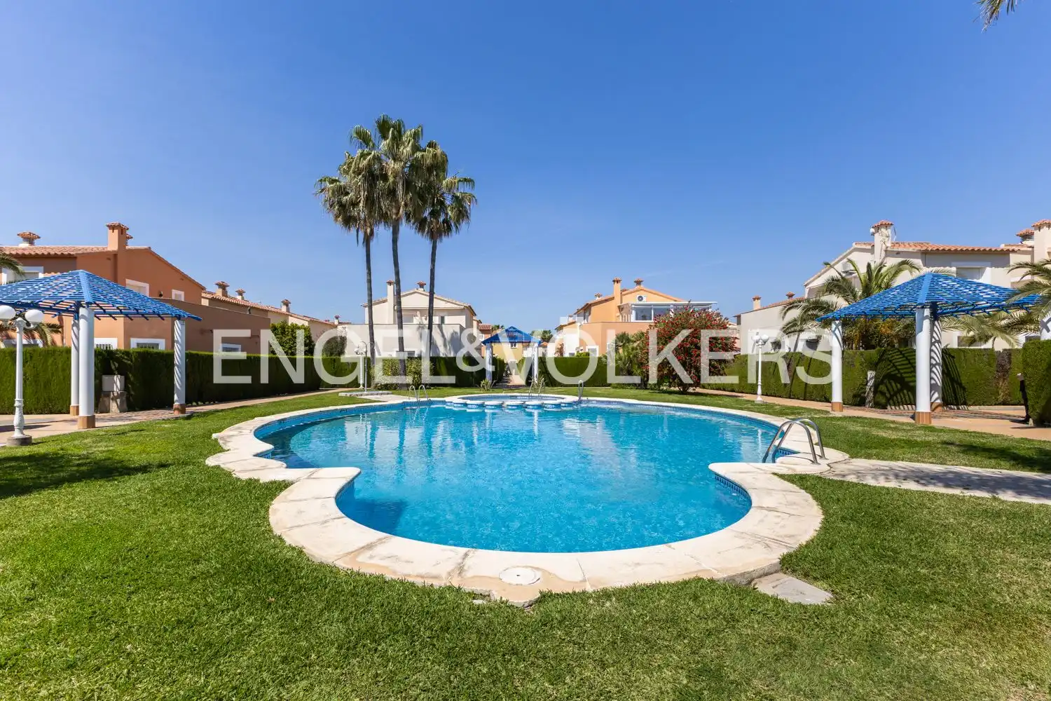 Piscina de Casa o chalet de alquiler en Oliva con Aire acondicionado, Calefacción y Jardín privado