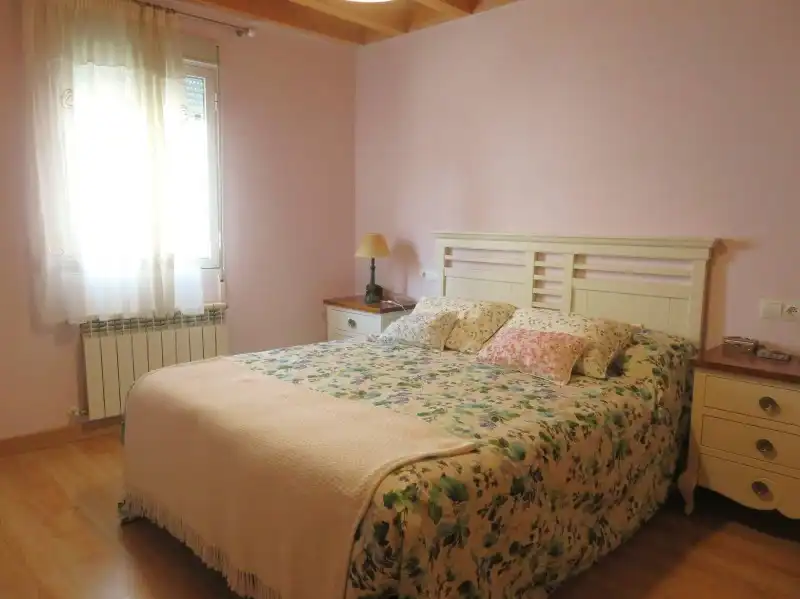 Dormitori de Casa o xalet en venda en San Andrés del Rabanedo amb Calefacció i Jardí privat