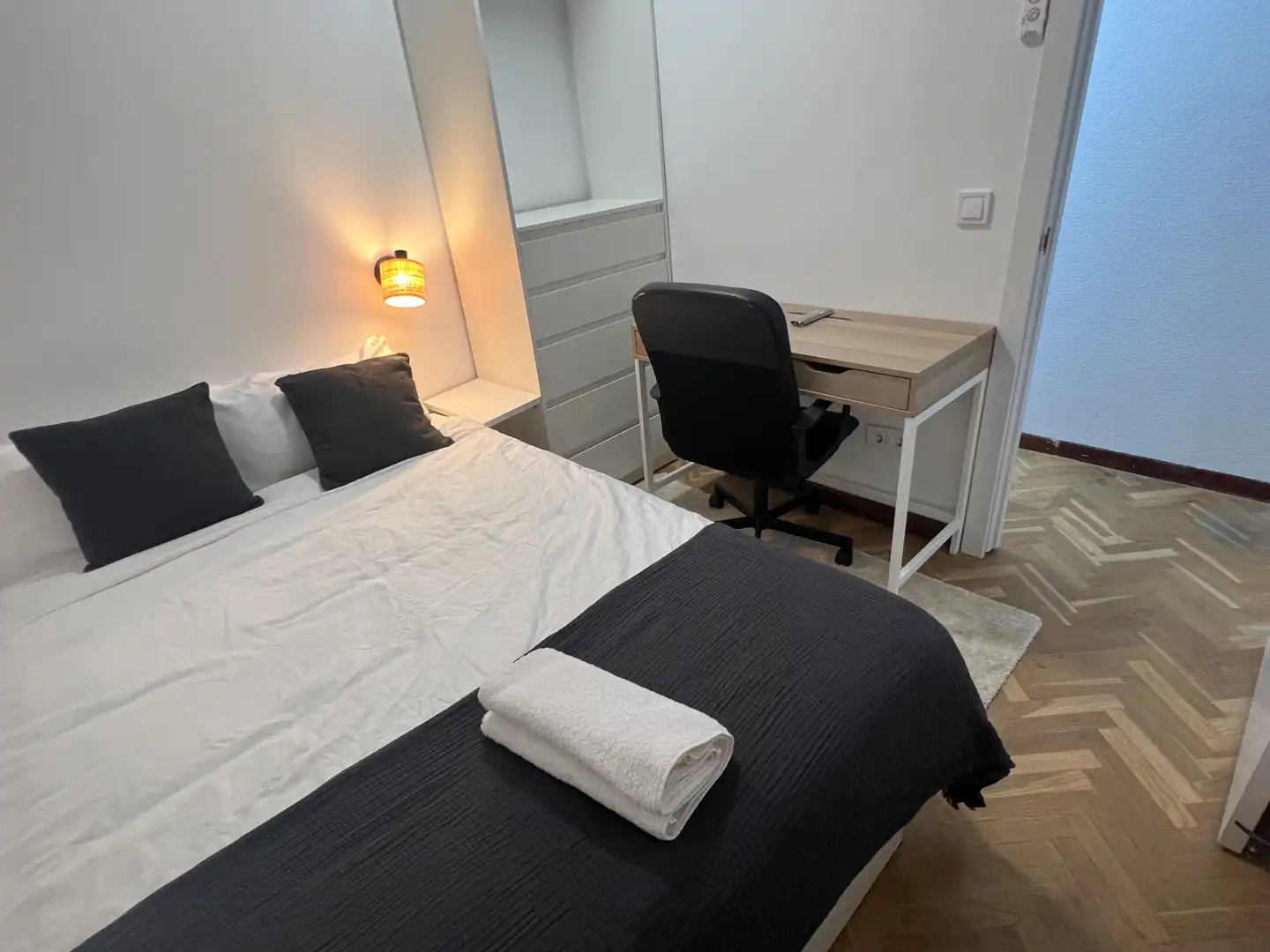 Bedroom of Flat for share in Madrid  with Heating, Furnished and Washing machine