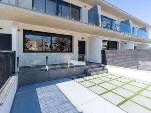 Vista exterior de Casa adosada en venda en Cambrils amb Aire condicionat, Jardí privat i Traster