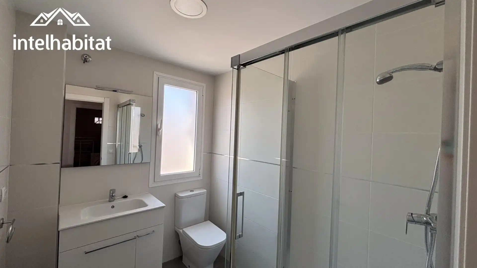 Badezimmer von Dachboden zur Miete in Valencia mit Klimaanlage, Terrasse und Abstellraum