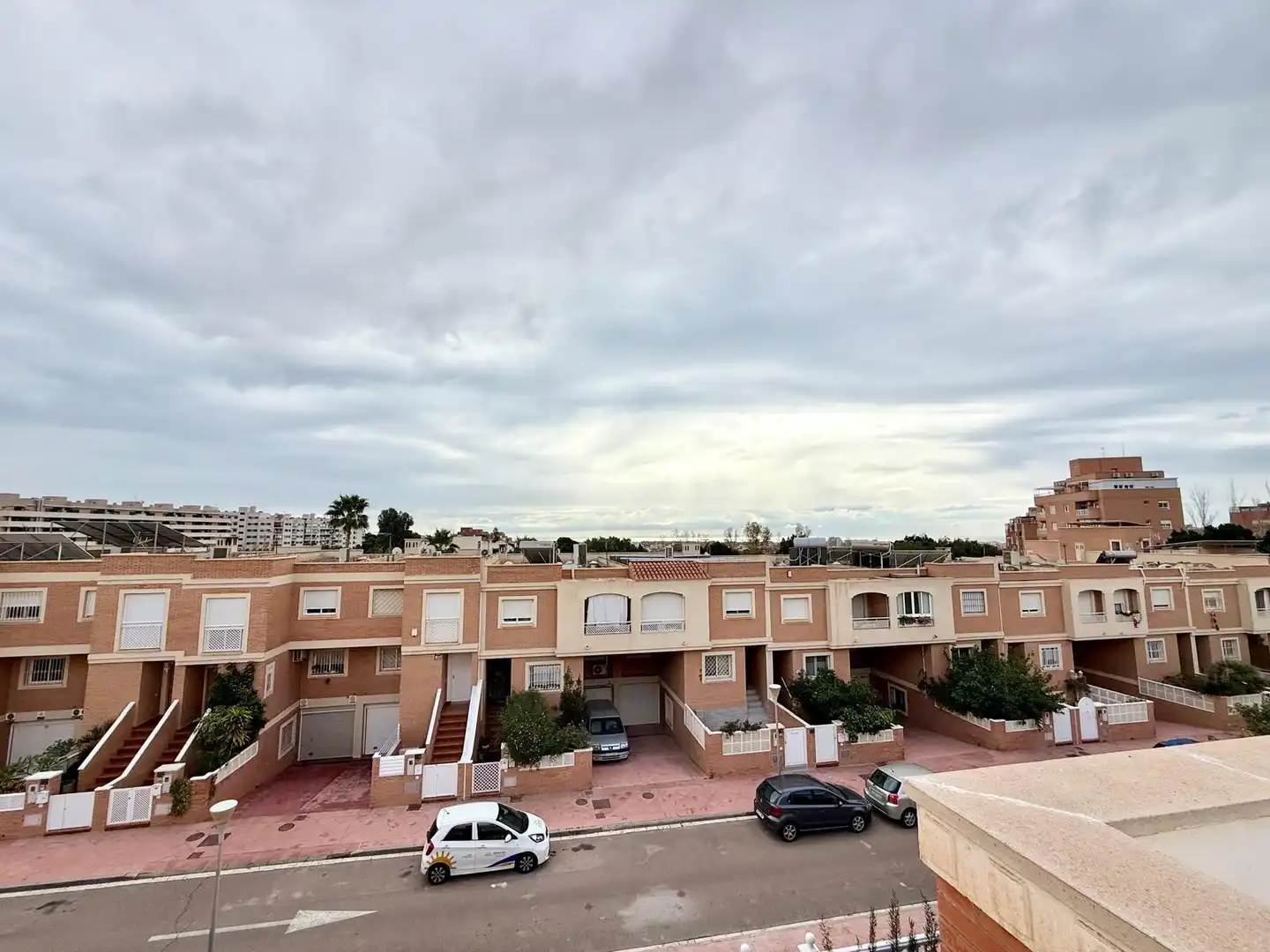Vista exterior de Casa adosada en venda en Almería amb Terrassa