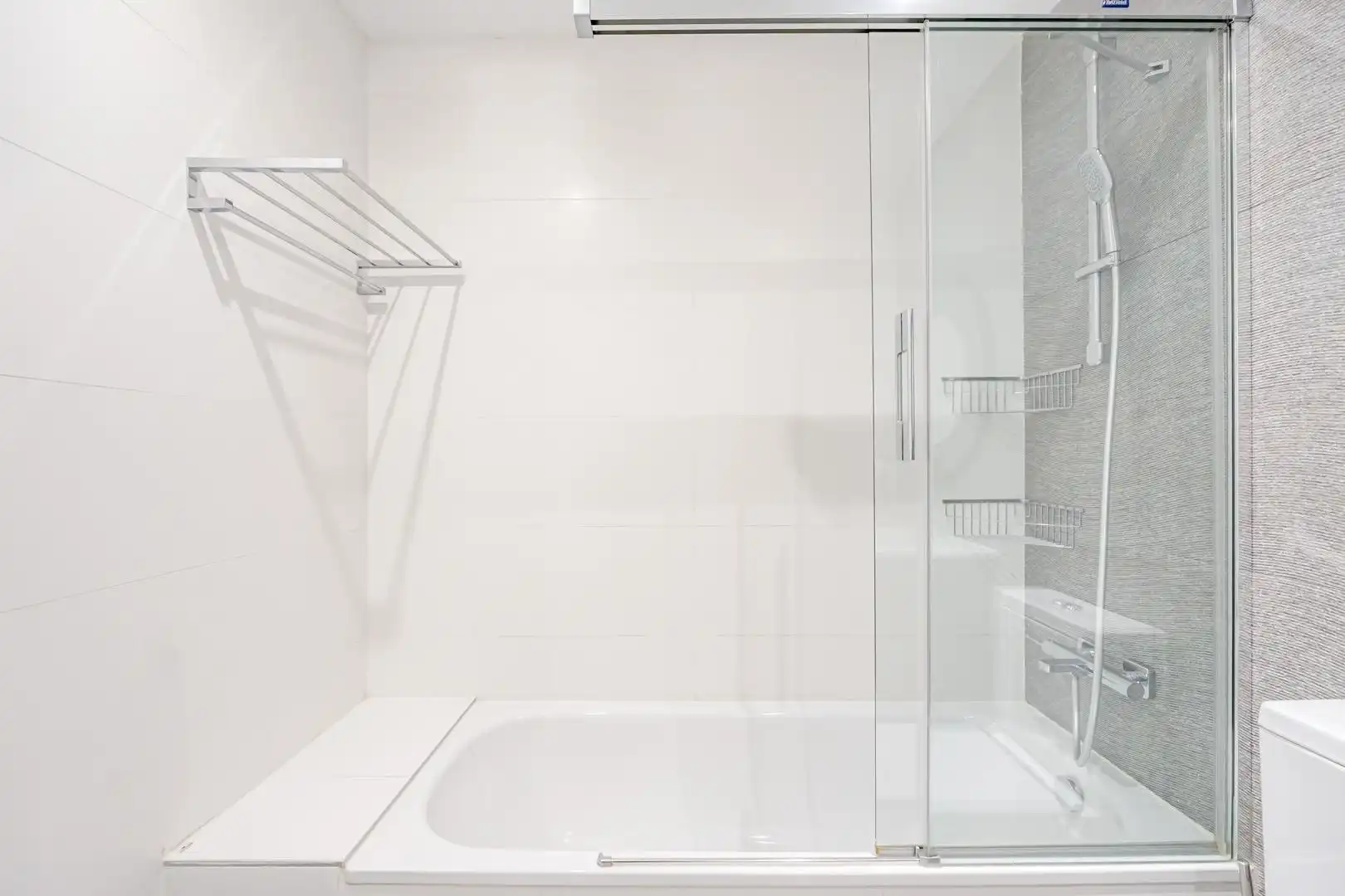 Bathroom of Ground floor for rent in Madrid  with Air Conditioner, Heating and Terrace