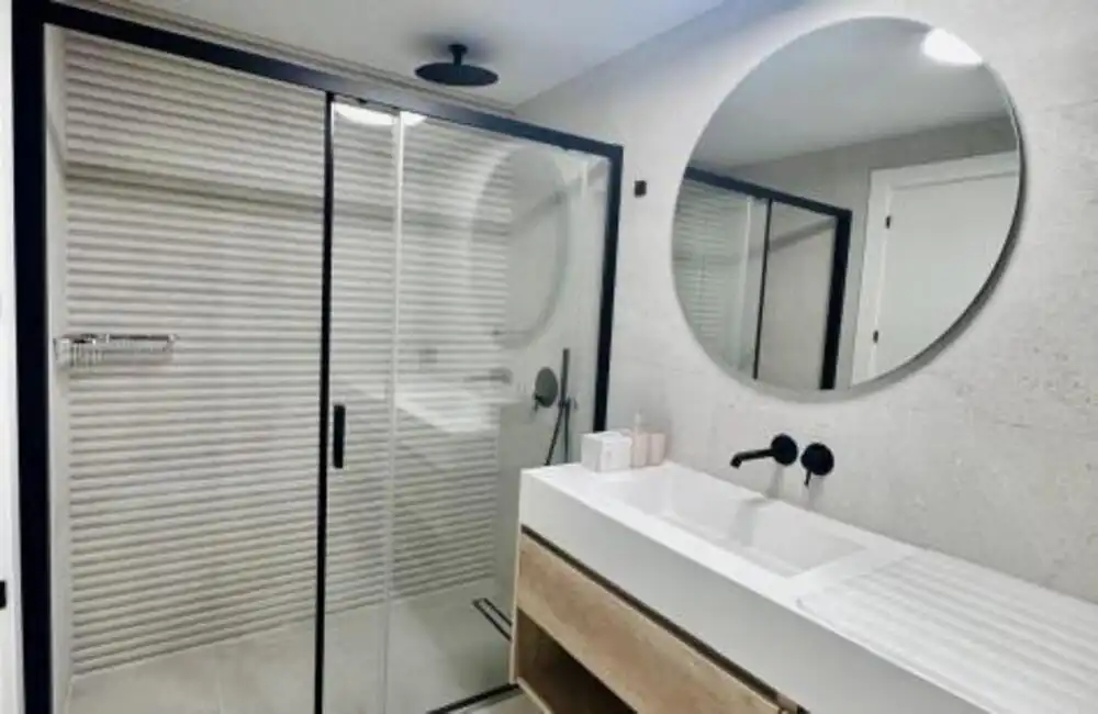 Baño de Apartamento de alquiler en Marbella con Aire acondicionado, Terraza y Piscina