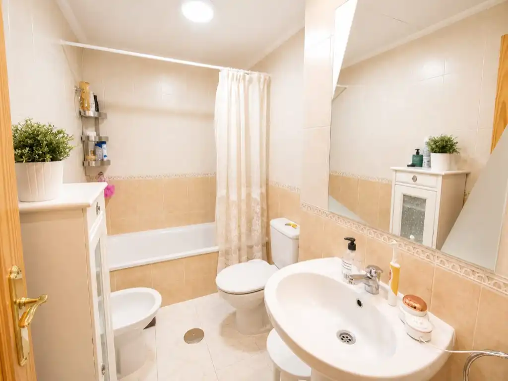 Badezimmer von Wohnung zum Verkauf in Benidorm mit Klimaanlage und Möbliert