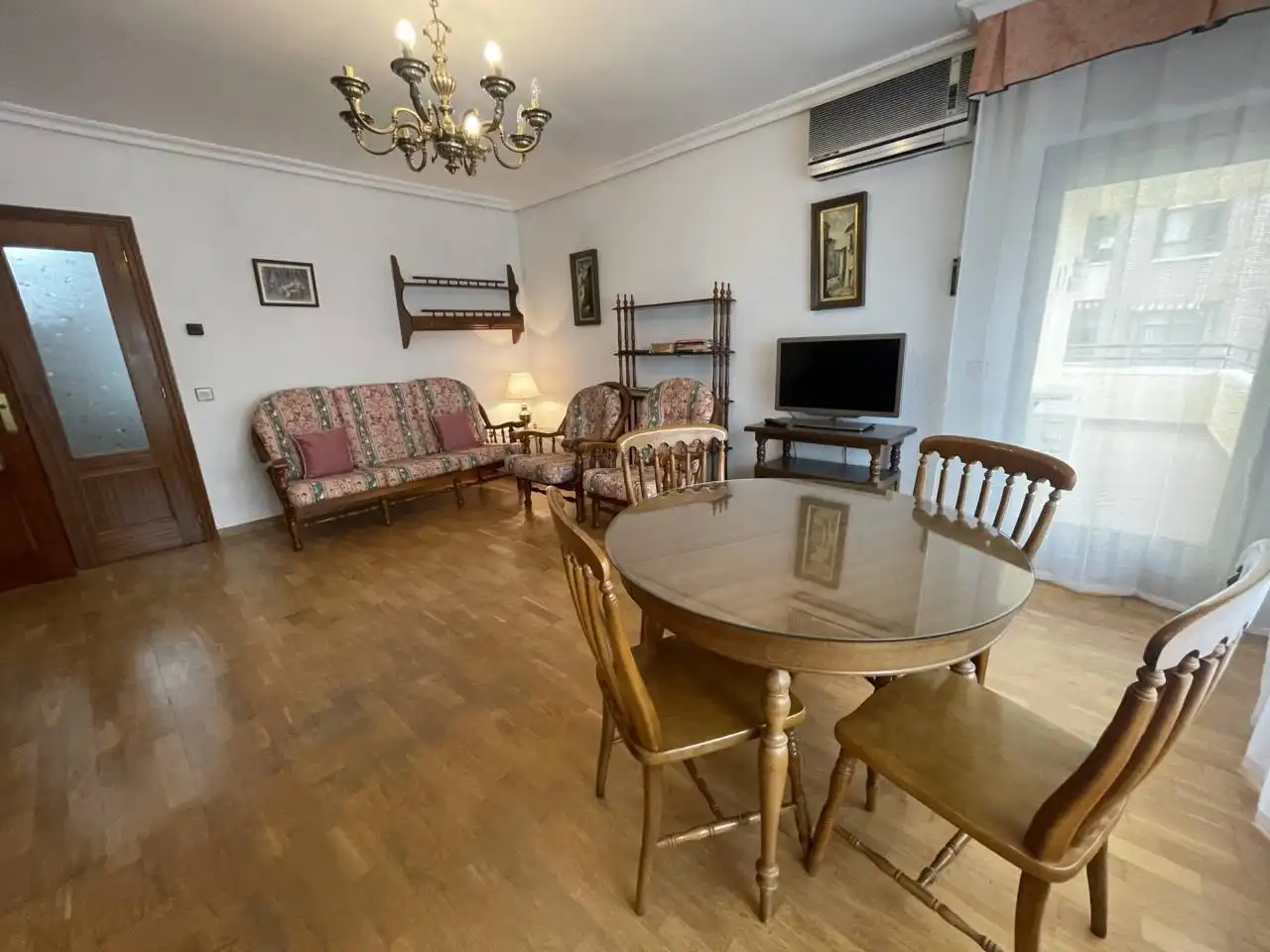 Living room of Flat for rent in Toledo  with Air Conditioner, Heating and Parquet flooring