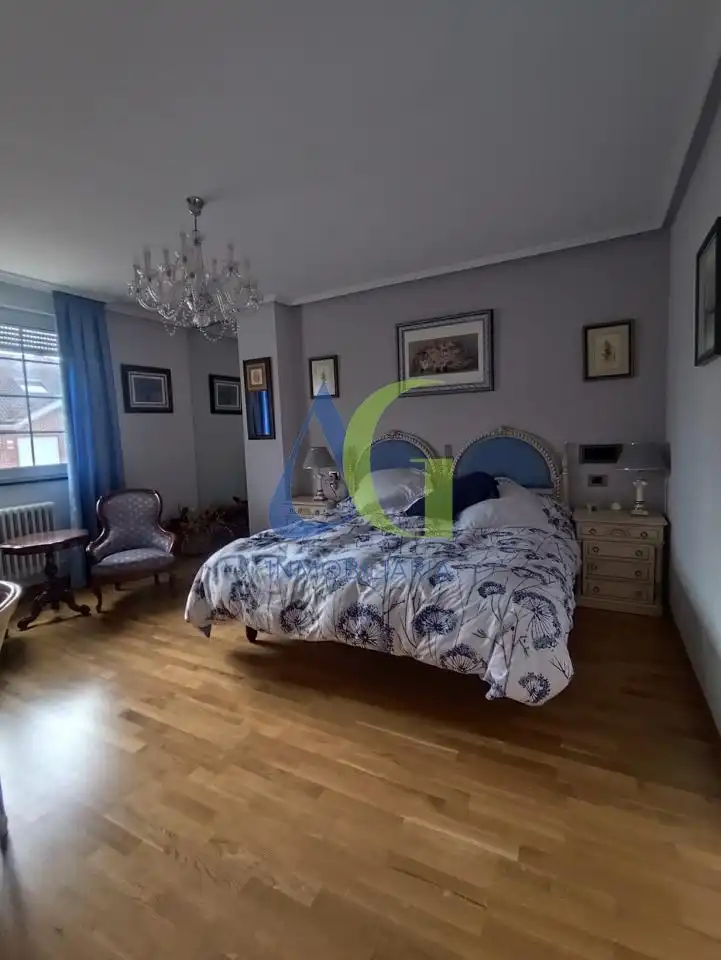 Dormitori de Casa o xalet en venda en Villaquilambre amb Calefacció, Jardí privat i Parquet