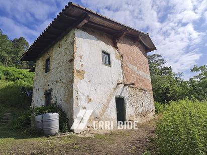 Vista exterior de Finca rústica en venda en Larrabetzu amb Jardí privat