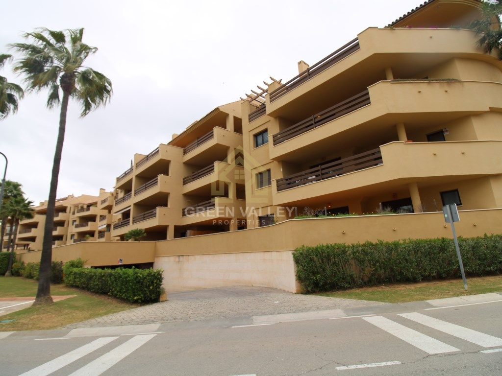 Vista exterior de Apartament en venda en Sotogrande amb Aire condicionat, Calefacció i Jardí privat