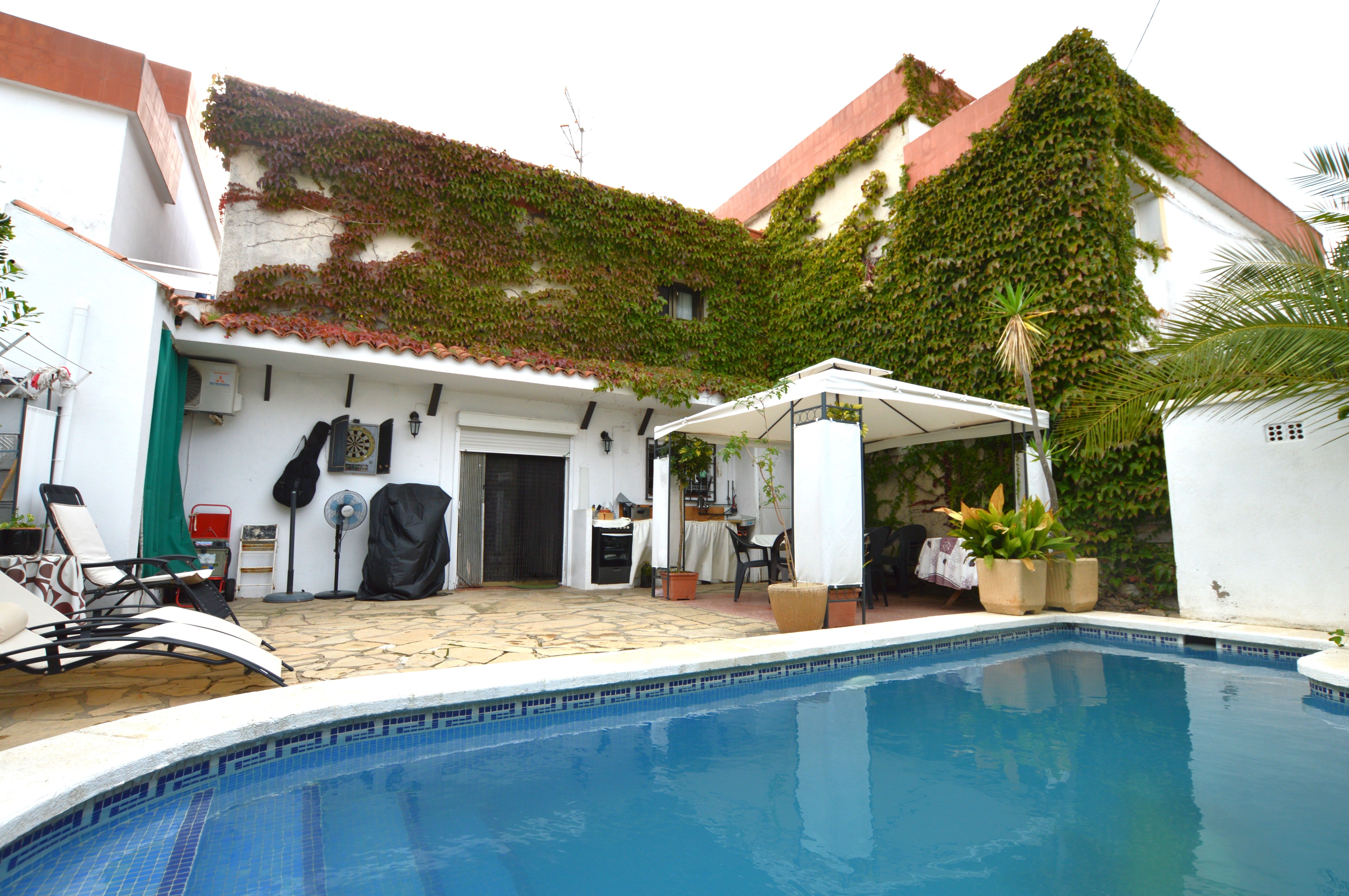 Piscina de Casa adosada en venda en Cubelles amb Aire condicionat, Calefacció i Jardí privat