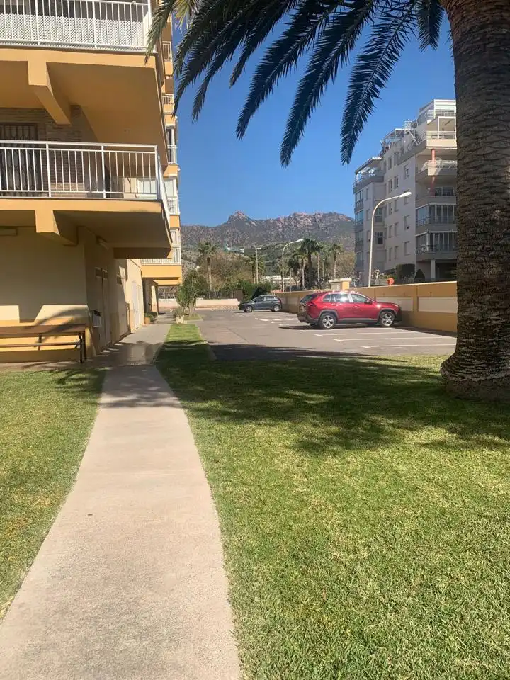 Aparcament de Apartament de lloguer en Benicasim / Benicàssim amb Aire condicionat, Terrassa i Moblat