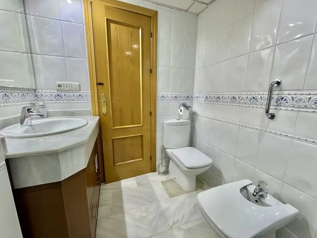 Badezimmer von Wohnung zum Verkauf in Córdoba mit Klimaanlage