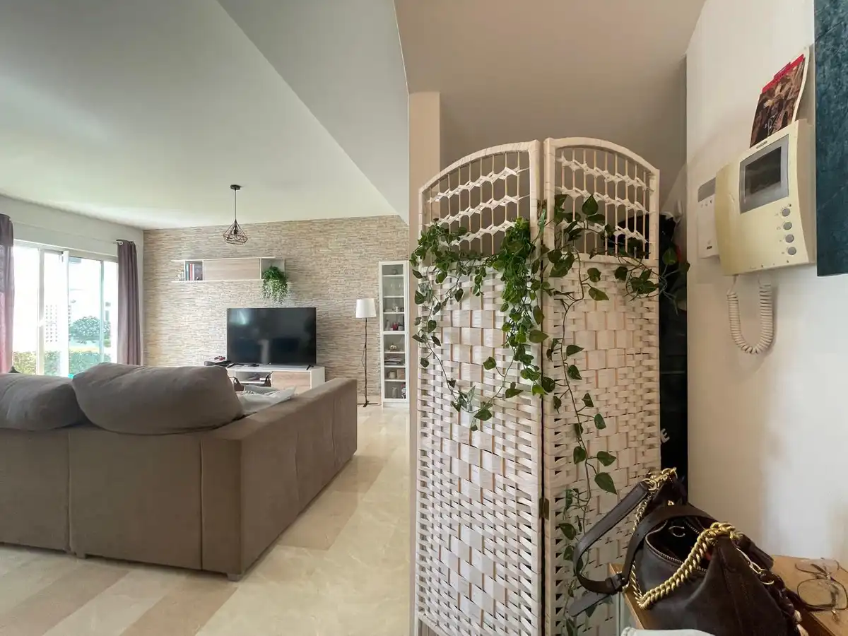 Sala d'estar de Dúplex en venda en Estepona amb Aire condicionat, Jardí privat i Terrassa