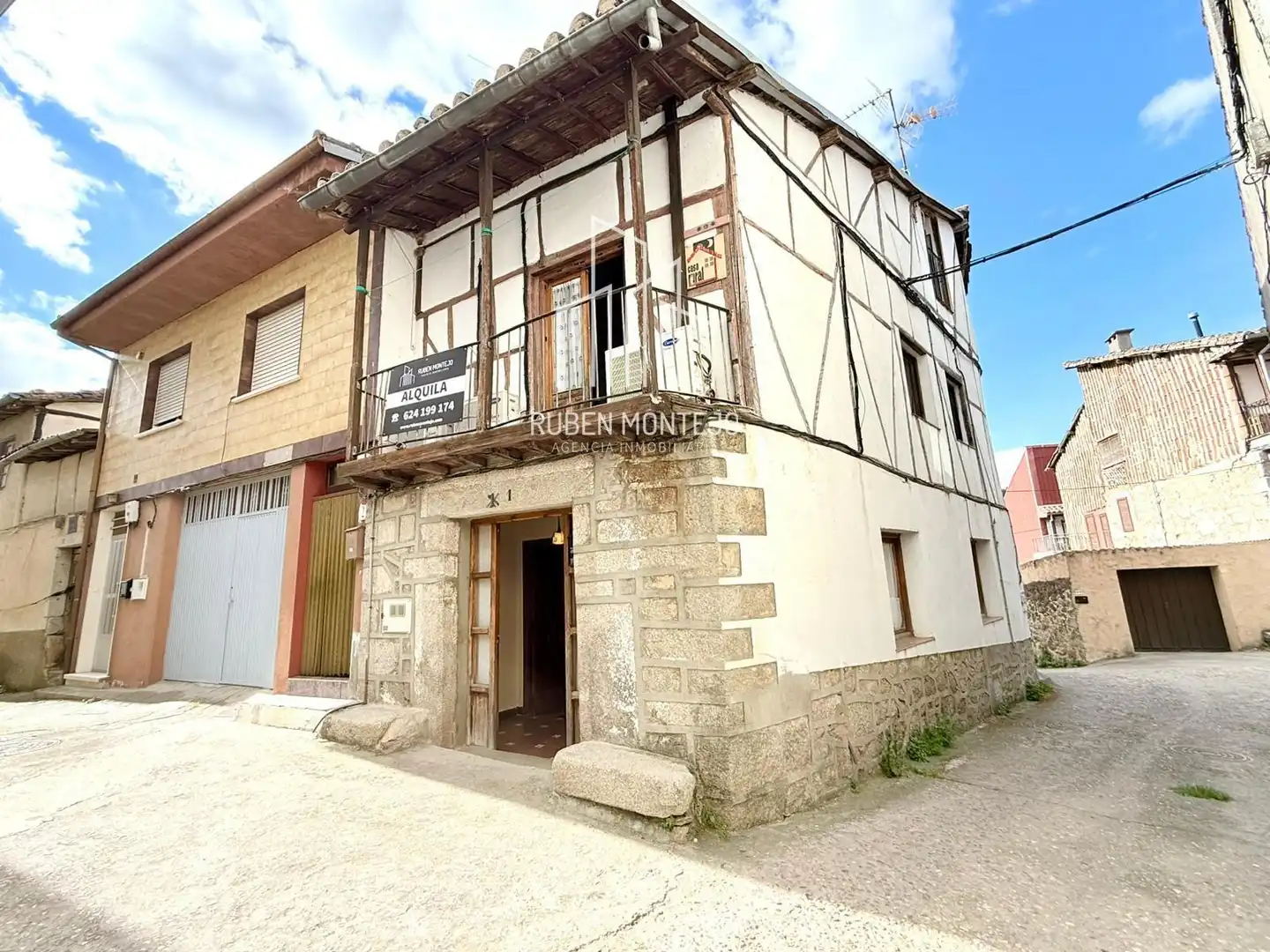 Vista exterior de Casa o xalet de lloguer en San Esteban de la Sierra amb Aire condicionat, Calefacció i Terrassa
