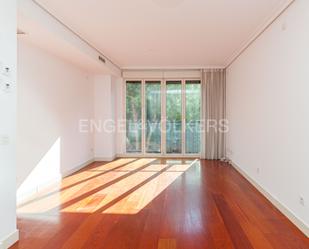 Sala d'estar de Apartament de lloguer en  Madrid Capital amb Aire condicionat, Piscina i Balcó