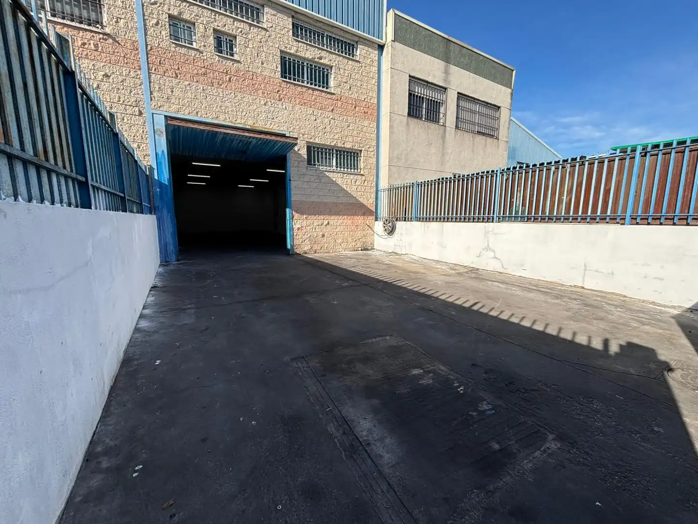 Vista exterior de Nave industrial de alquiler en Leganés