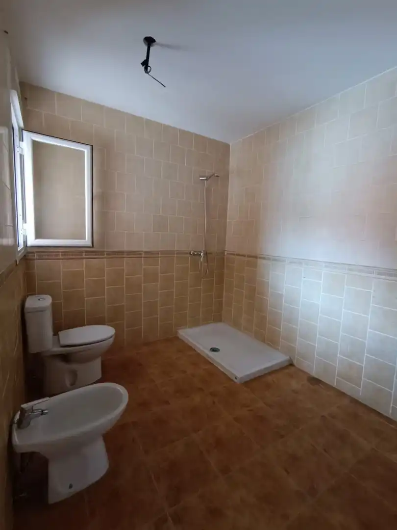 Badezimmer von Einfamilien-Reihenhaus zum Verkauf in Talavera de la Reina mit Abstellraum