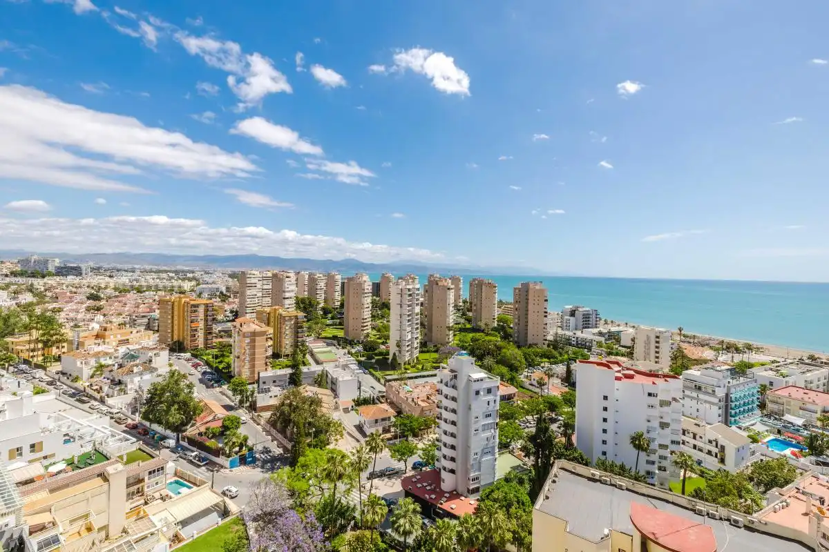 Vista exterior de Piso en venta en Torremolinos con Aire acondicionado, Calefacción y Jardín privado