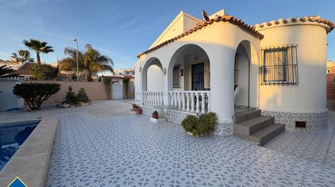 Casa con piscina comunitaria, en la provincia de Alicante, en la ciudad de Torrevieja, en la zona de Los Balcones. 2 habitaciones