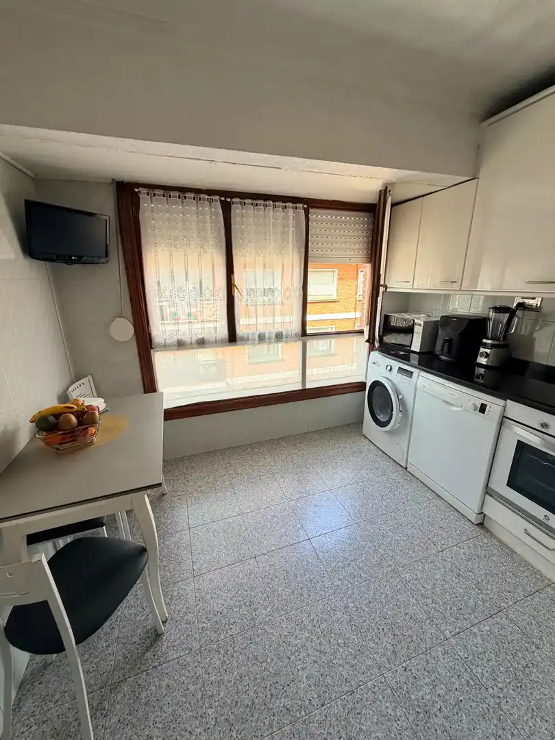 Küche von Wohnung zum Verkauf in Portugalete mit Heizung, Ofen und Waschmaschine
