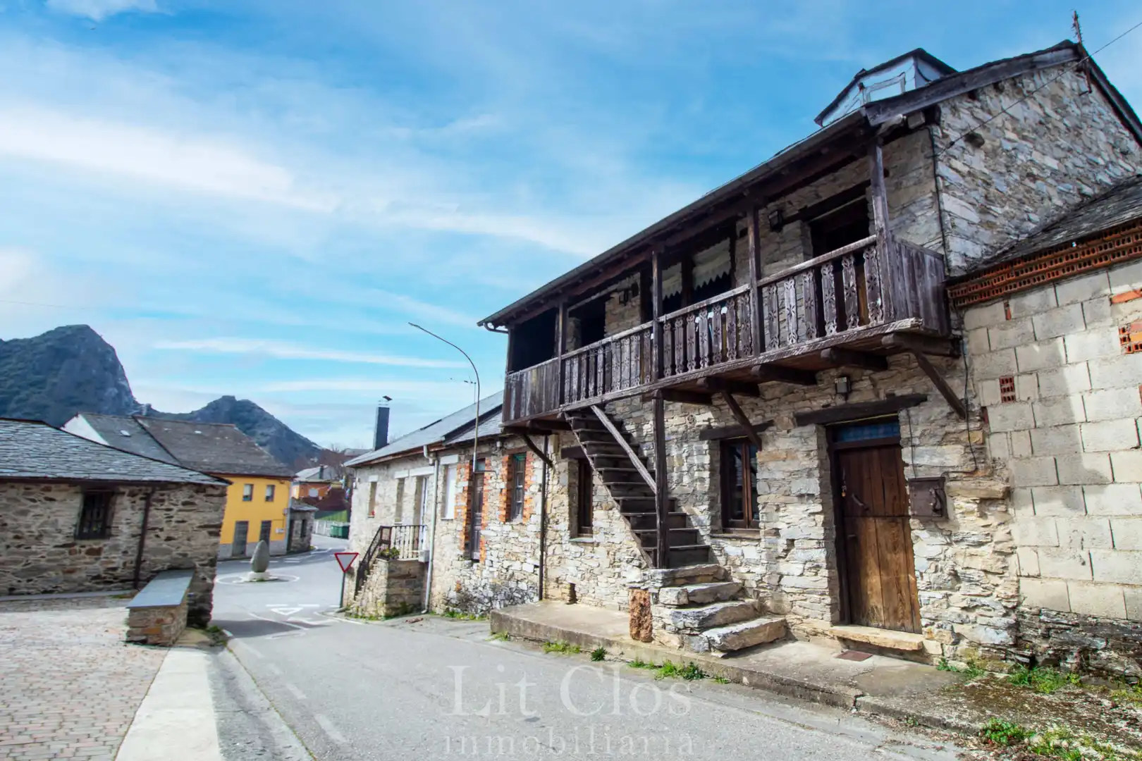 Vista exterior de Finca rústica en venda en Sobrado (León) amb Calefacció, Moblat i Balcó