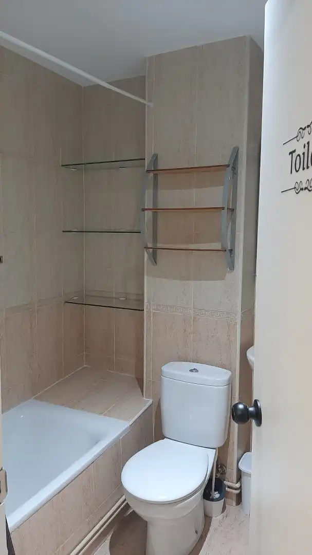 Bany de Pis de lloguer en Granada amb Calefacció, Moblat i Forn