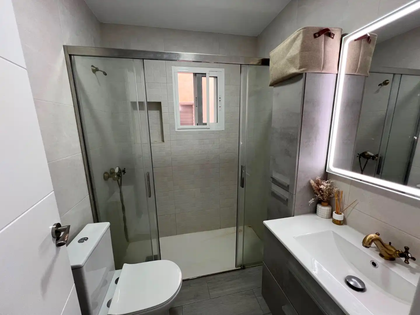 Baño de Apartamento de alquiler en San Pedro del Pinatar con Aire acondicionado, Amueblado y Lavadora