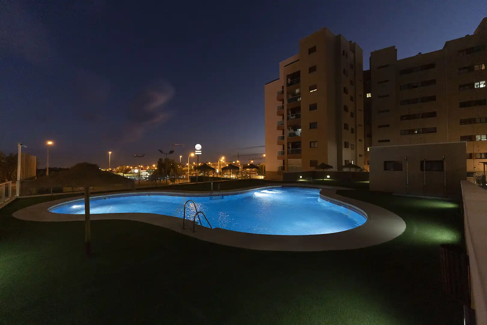 Piscina de Pis en venda en Almería amb Aire condicionat, Terrassa i Traster