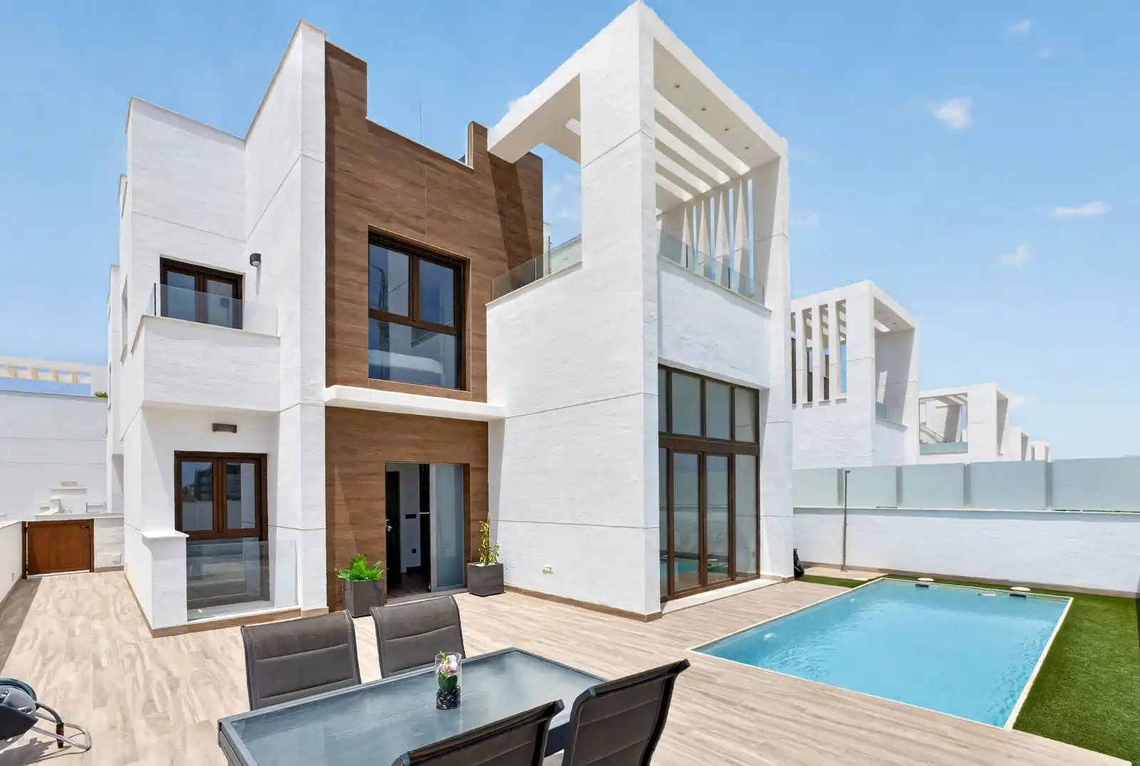 Chalet con terraza en venta en Los Balcones - Los Altos