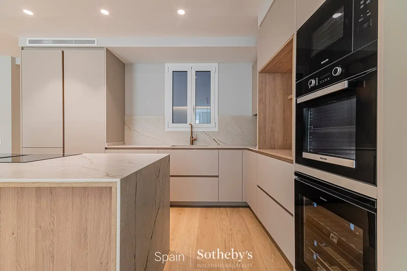 Cuina de Apartament en venda en Barcelona amb Aire condicionat, Calefacció i Terrassa