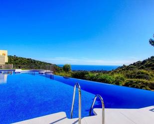 Piscina de Dúplex en venda en Marbella amb Aire condicionat, Terrassa i Piscina