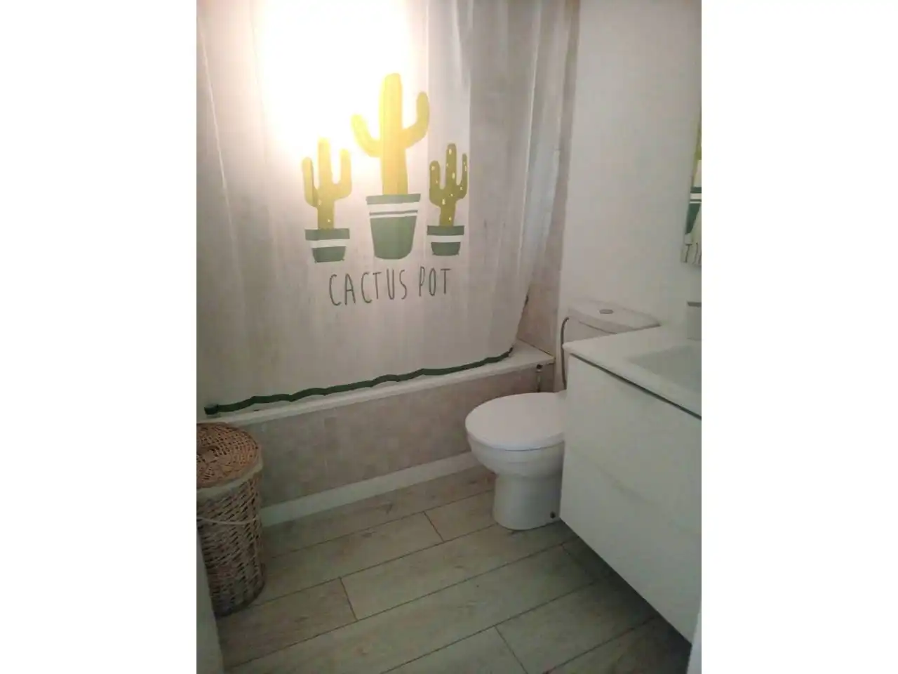 Baño de Piso de alquiler en Cubelles con Aire acondicionado, Calefacción y Jardín privado